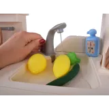 kuchnia dziecięca z bogatym wyposażeniem w jasnym kolorze