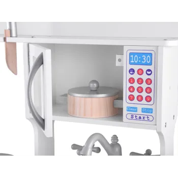 szczegół kuchni – zlewozmywak z metalową miską i kranem