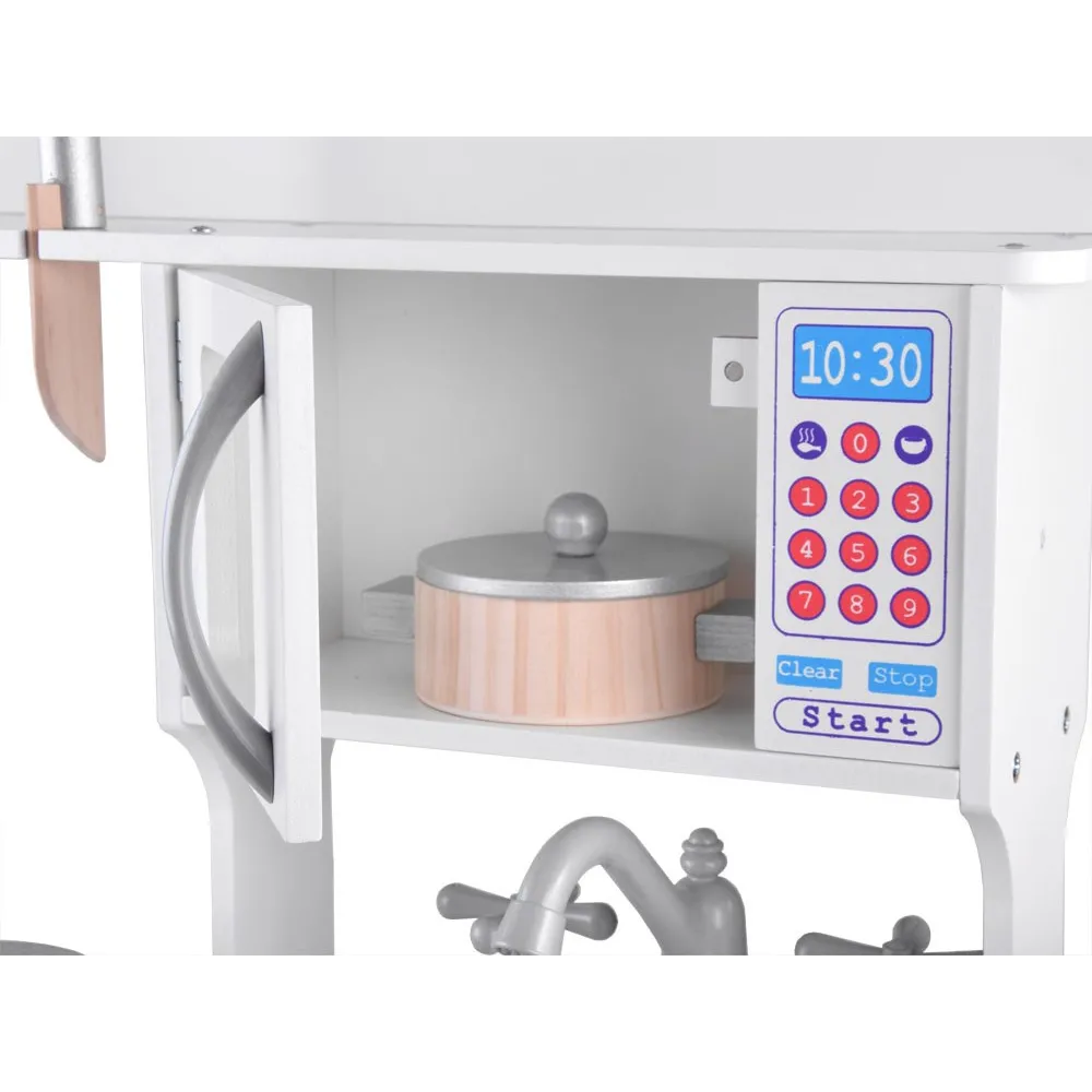 szczegół kuchni – zlewozmywak z metalową miską i kranem