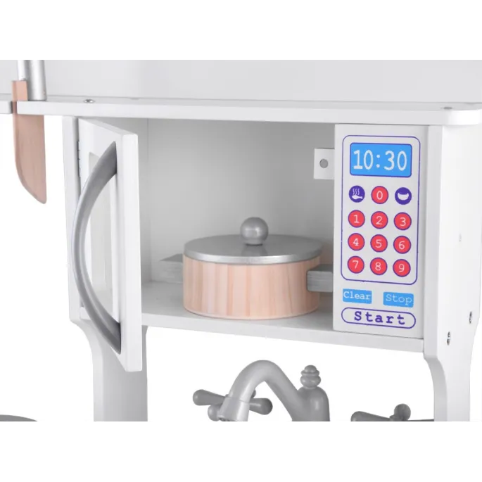 szczegół kuchni – zlewozmywak z metalową miską i kranem