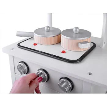 przestrzeń do przechowywania w kuchni z półką na sztućce