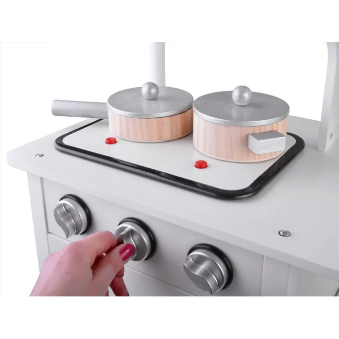 przestrzeń do przechowywania w kuchni z półką na sztućce