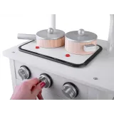 przestrzeń do przechowywania w kuchni z półką na sztućce