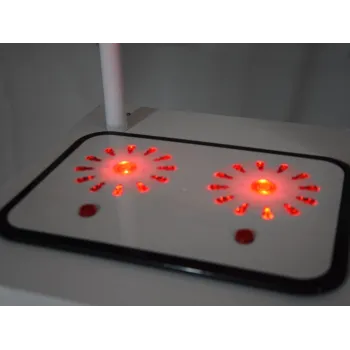 mikrofalówka z otwieranymi drzwiczkami w dziecięcej kuchni