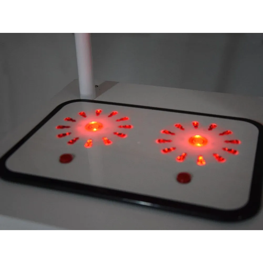 mikrofalówka z otwieranymi drzwiczkami w dziecięcej kuchni