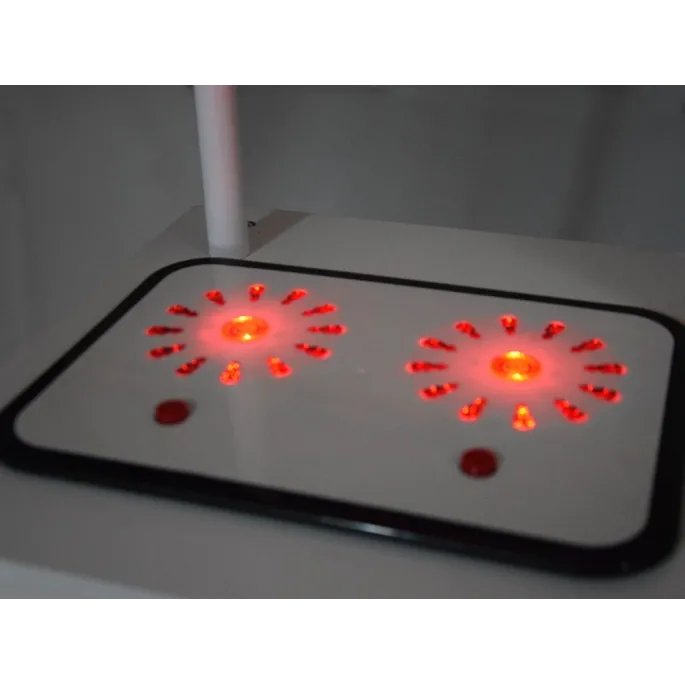 mikrofalówka z otwieranymi drzwiczkami w dziecięcej kuchni