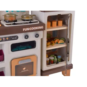 dopasowane akcesoria: garnki, patelnia i czajnik na kuchence