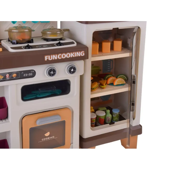 dopasowane akcesoria: garnki, patelnia i czajnik na kuchence