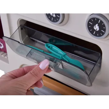 wszystkie elementy kuchni rozłożone na dużej powierzchni blatu