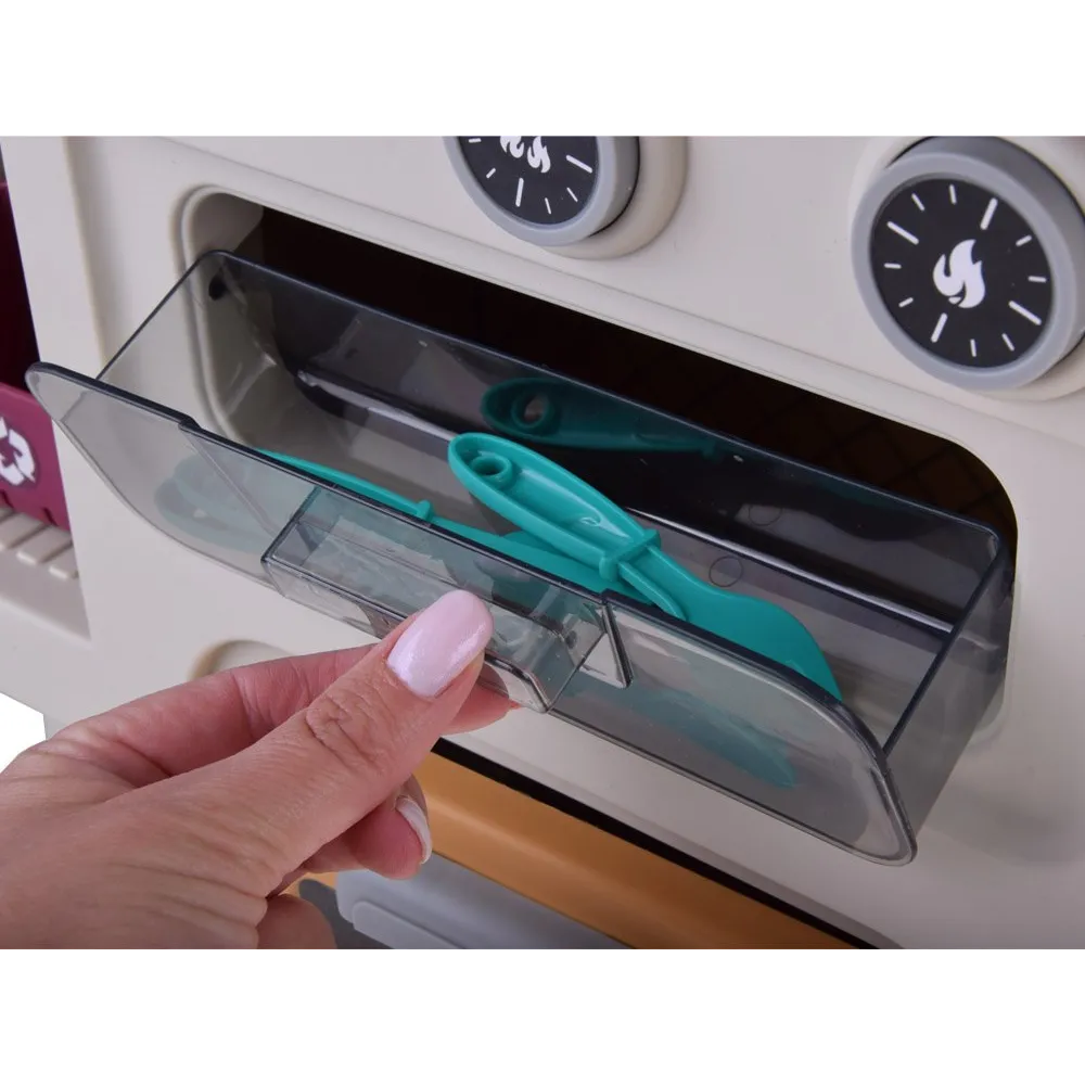 wszystkie elementy kuchni rozłożone na dużej powierzchni blatu