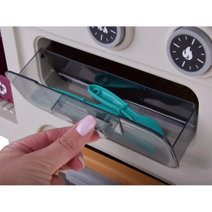 wszystkie elementy kuchni rozłożone na dużej powierzchni blatu