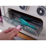 wszystkie elementy kuchni rozłożone na dużej powierzchni blatu