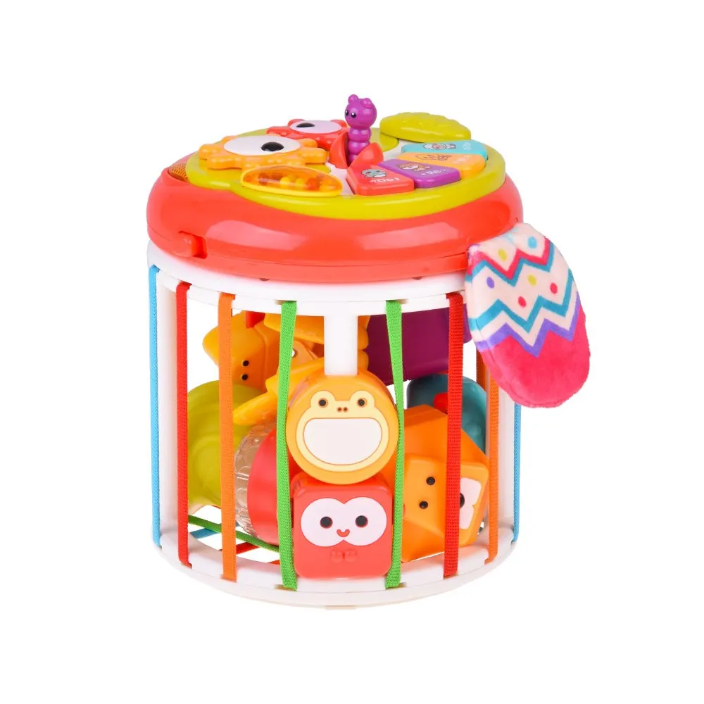 Zbliżenie na sorter z siedmioma różnorodnymi klockami do układania