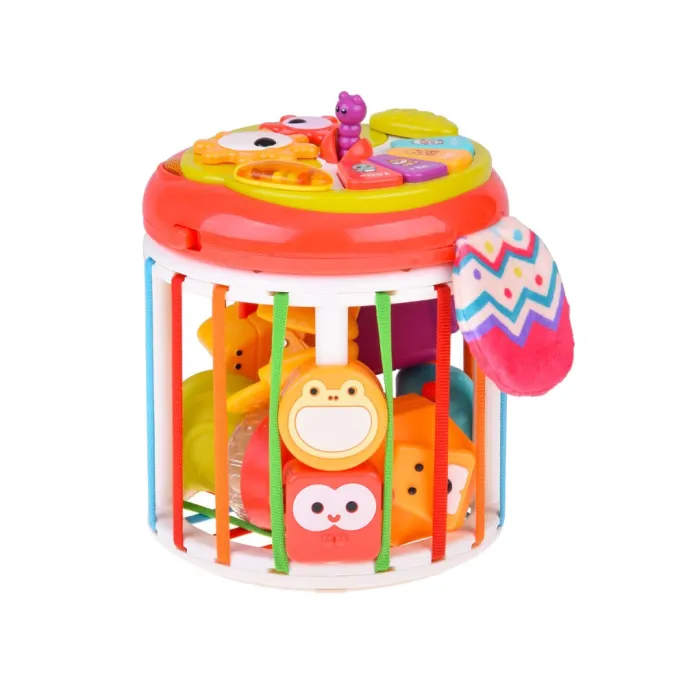 Zbliżenie na sorter z siedmioma różnorodnymi klockami do układania