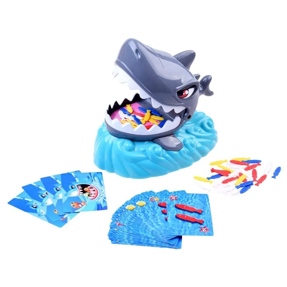 zbliżenie na paszczę rekina z rybkami do wyciągania