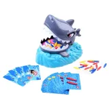 zbliżenie na paszczę rekina z rybkami do wyciągania