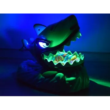 kolorowa plansza gry z rekinem i kartami