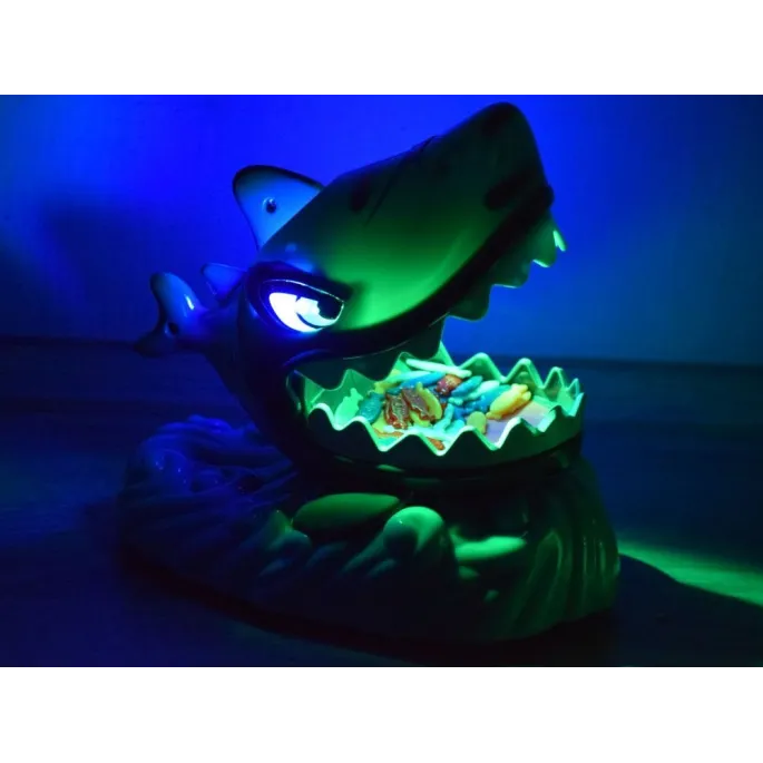 kolorowa plansza gry z rekinem i kartami