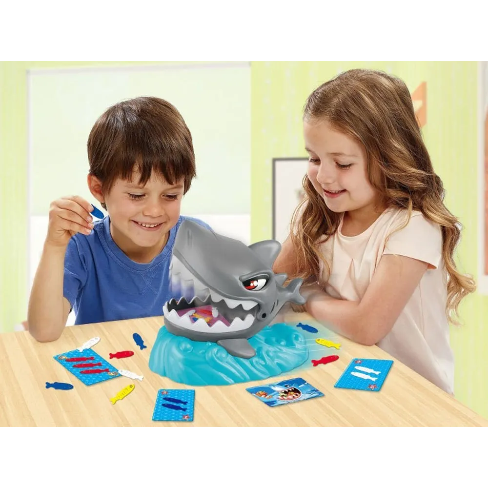 dziecko wyciąga rybkę z paszczy rekina