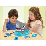 dziecko wyciąga rybkę z paszczy rekina