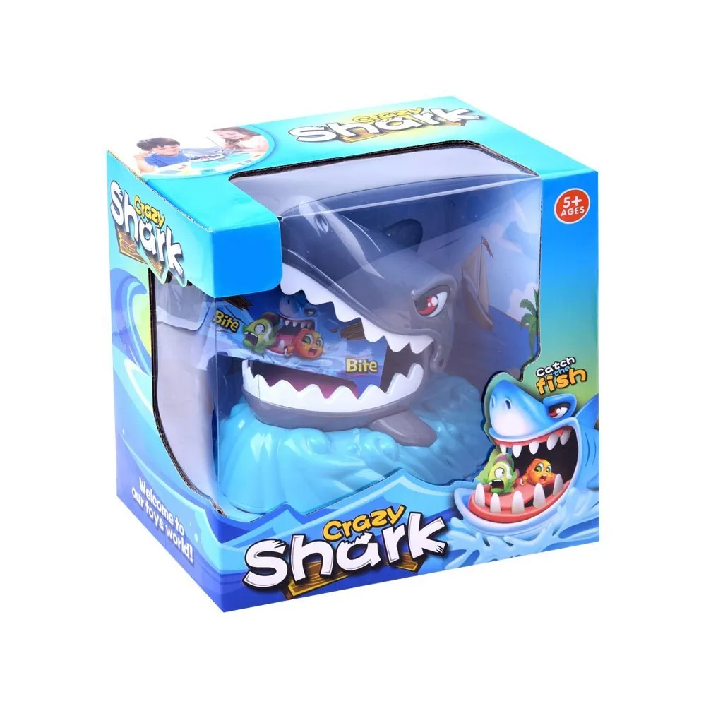 szalony rekin na niebieskiej fali w trakcie aktywnej gry