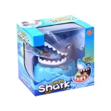 szalony rekin na niebieskiej fali w trakcie aktywnej gry