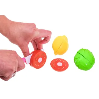 szczegół akcesoriów: garnek, patelnia i talerze przy kuchni