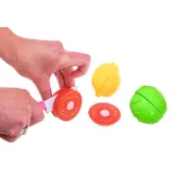 szczegół akcesoriów: garnek, patelnia i talerze przy kuchni