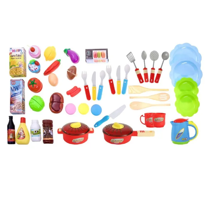 detal zabawkowego ekspresu do kawy oraz zegara na kuchni dla dzieci