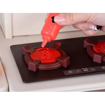 pokazane akcesoria kuchenne: garnek, rondel, czajnik, sztućce