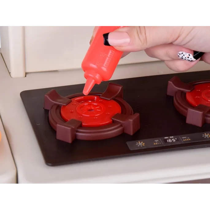 pokazane akcesoria kuchenne: garnek, rondel, czajnik, sztućce