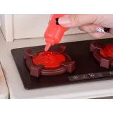 pokazane akcesoria kuchenne: garnek, rondel, czajnik, sztućce