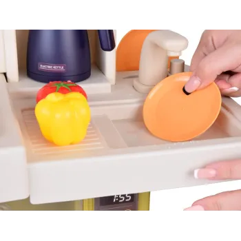 otwarte drzwiczki zmywarki z widoczną zawartością naczyń