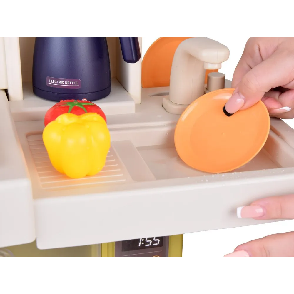 otwarte drzwiczki zmywarki z widoczną zawartością naczyń