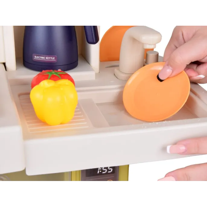 otwarte drzwiczki zmywarki z widoczną zawartością naczyń