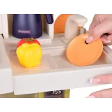 otwarte drzwiczki zmywarki z widoczną zawartością naczyń