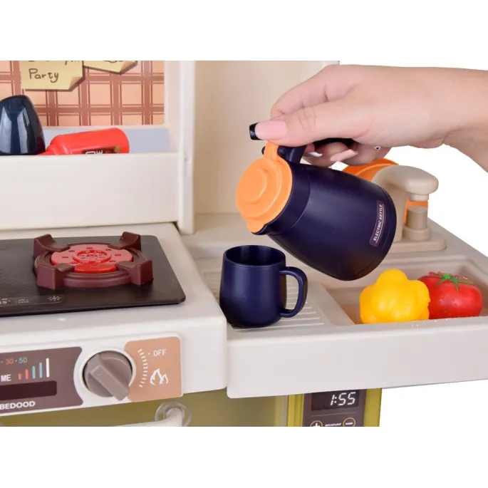 dziecko bawiące się przy zegarze z ruchomymi wskazówkami na kuchni