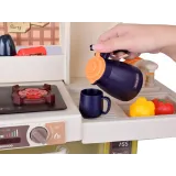 dziecko bawiące się przy zegarze z ruchomymi wskazówkami na kuchni