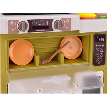 półeczki i haczyki z zawieszonymi akcesoriami do gotowania