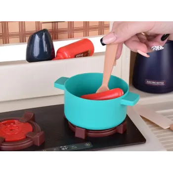 zbliżenie na elementy zestawu – talerzyki, kubki, miseczka i przyprawy