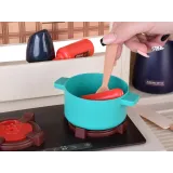 zbliżenie na elementy zestawu – talerzyki, kubki, miseczka i przyprawy