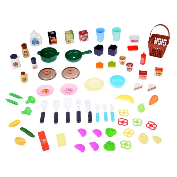 lodówka oraz otwierana szafka w kuchni dziecięcej