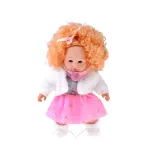 zbliżenie na buzię lalki Alicji z niebieskimi oczami i uśmiechem