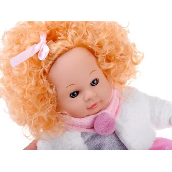 lalka Alicja w białym płaszczyku i różowym szaliku z pomponem