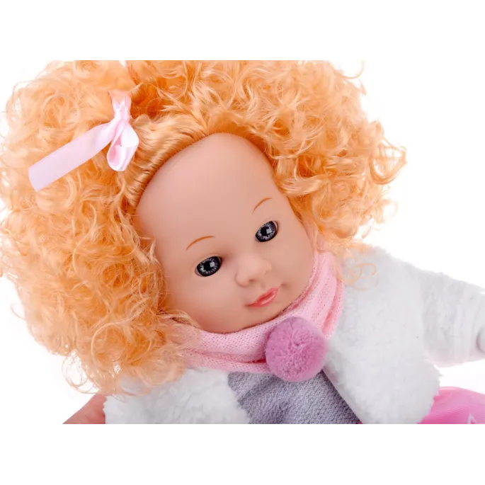 lalka Alicja w białym płaszczyku i różowym szaliku z pomponem