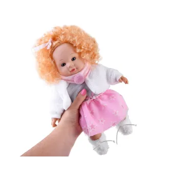 detal bamboszków na stopach lalki Alicji