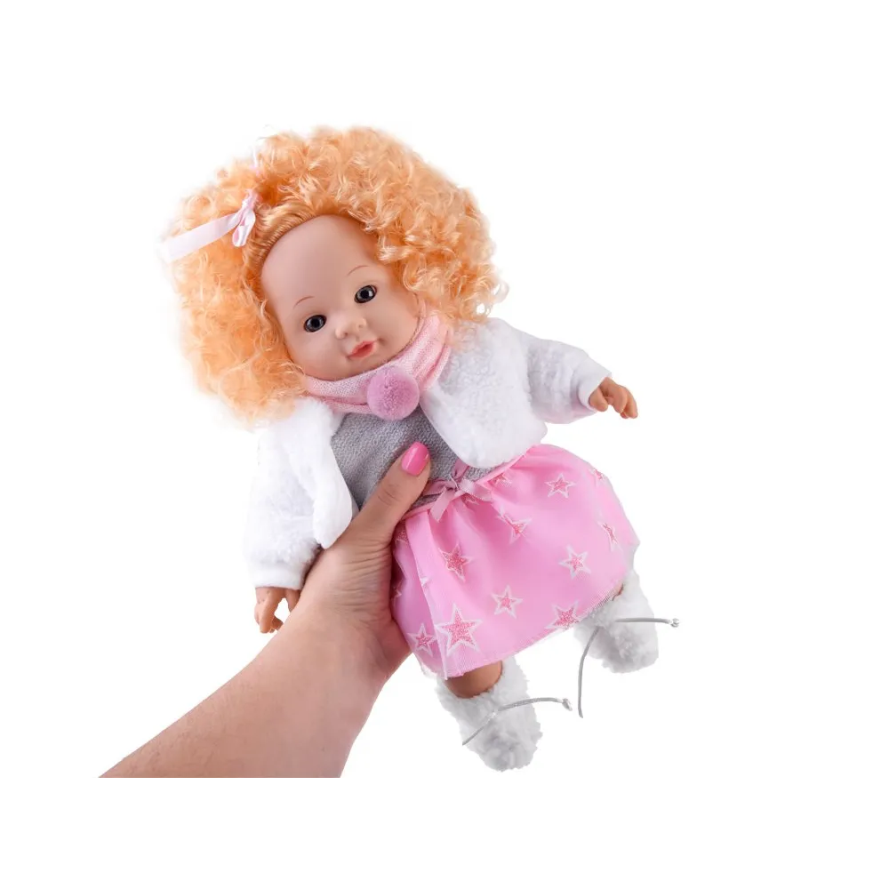 detal bamboszków na stopach lalki Alicji