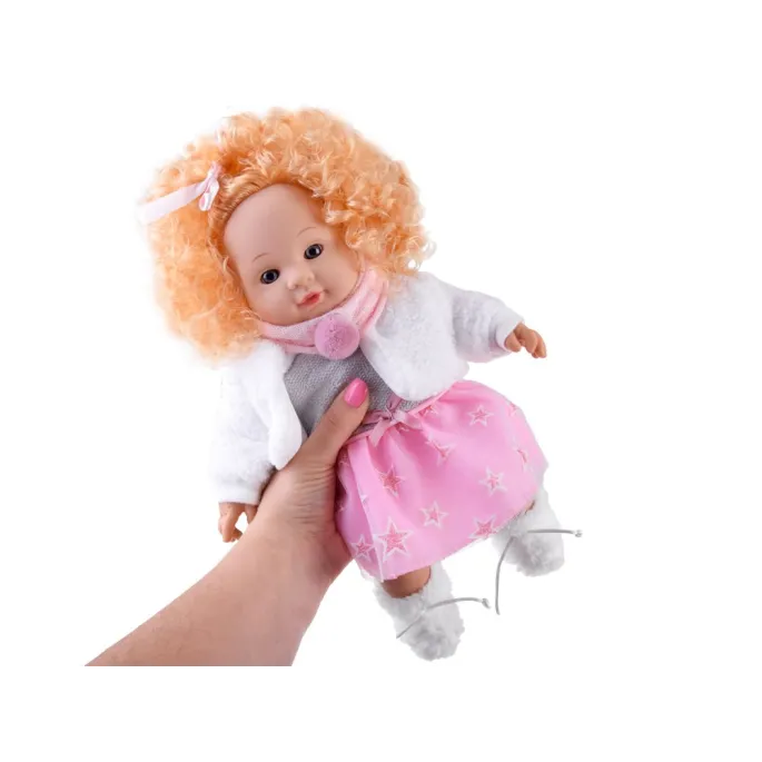 detal bamboszków na stopach lalki Alicji