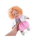 detal bamboszków na stopach lalki Alicji