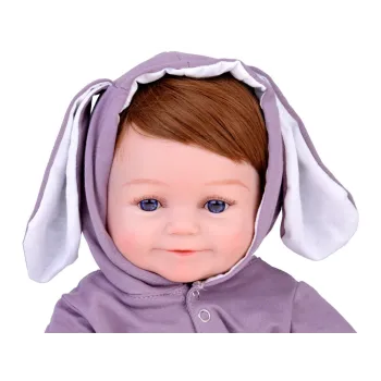 lalka z brązowymi włosami i gęstymi rzęsami na ręce dziecka